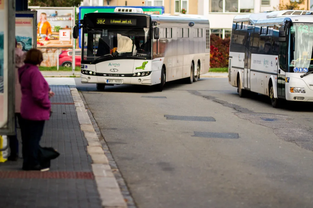 Jízda veřejnou dopravou je teď v Olomouckém kraji jednodušší. A bude také rychlejší