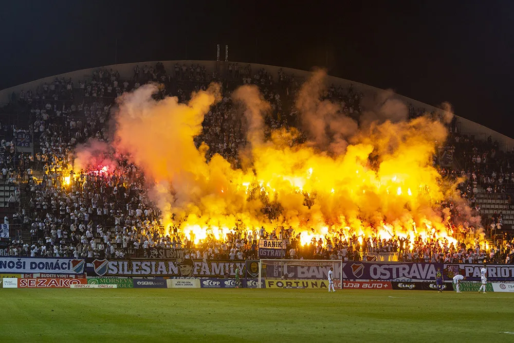 Fanoušci Baníku Ostrava na severní tribuně Androva stadionu - ilustrační foto