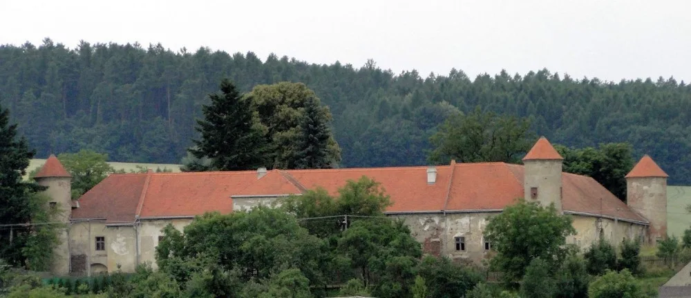 Zámek ve Ptení čeká o víkendu první festival. Nádvoří je přichystané, k dispozici bude stanové městečko