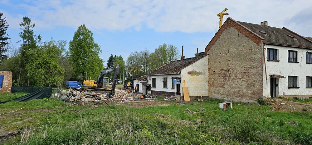 Demolice kvůli D1. Domy i šatny Sokola v Dluhonicích ustoupily stavbě dálnice