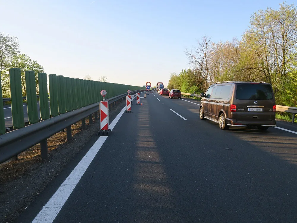 Fantom ze zahraničního Mercedesu: po bouračce do svodidel nechal auto stát na D46 a zmizel