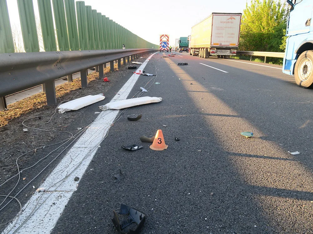 Fantom ze zahraničního Mercedesu: po bouračce do svodidel nechal auto stát na D46 a zmizel