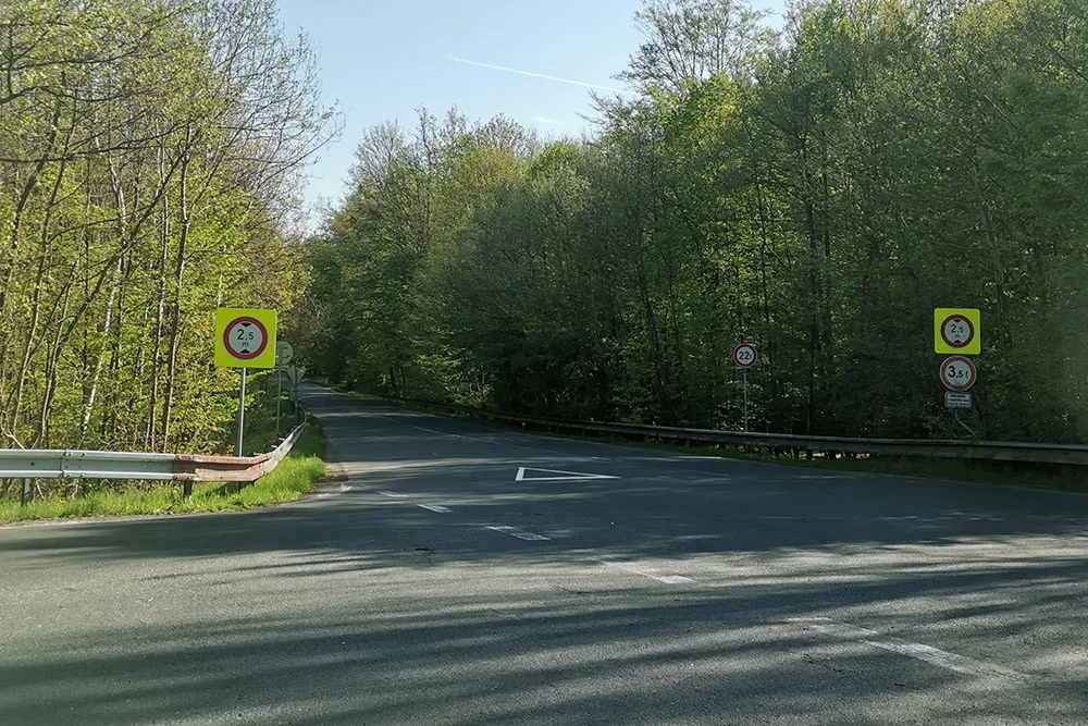 Dopravní značky u sjezdu z dálnice upozorňují na omezení maximální výšky vozidla