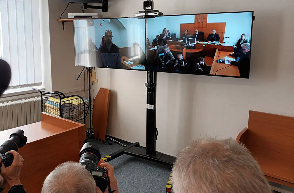 Soud se při jednání spojil s odsouzeným přes videokonferenci do věznice na Mírově