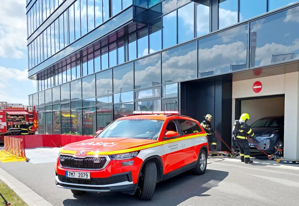 Požár elektromobilu v garážích. Hasiči cvičili, jak u hořícího vozidla postupovat