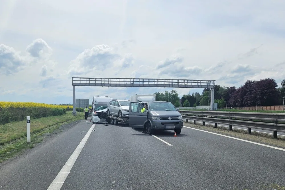 Řetězová nehoda u Prostějova zavřela dálnici na Olomouc, policisté odklání dopravu do města