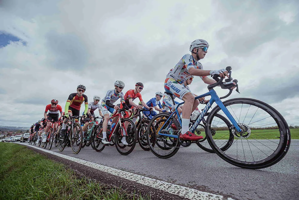 Tým Mapei Merida Kaňkovský Olomouc pracuje na čele pelotonu.