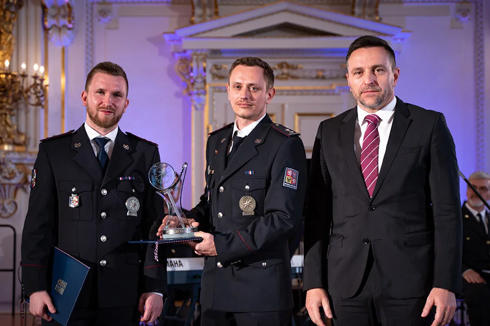 Praporčíci Filip Kříž a Martin Piták ze šumperského obvodního oddělení policie převzali cenu za Počin roku 2022