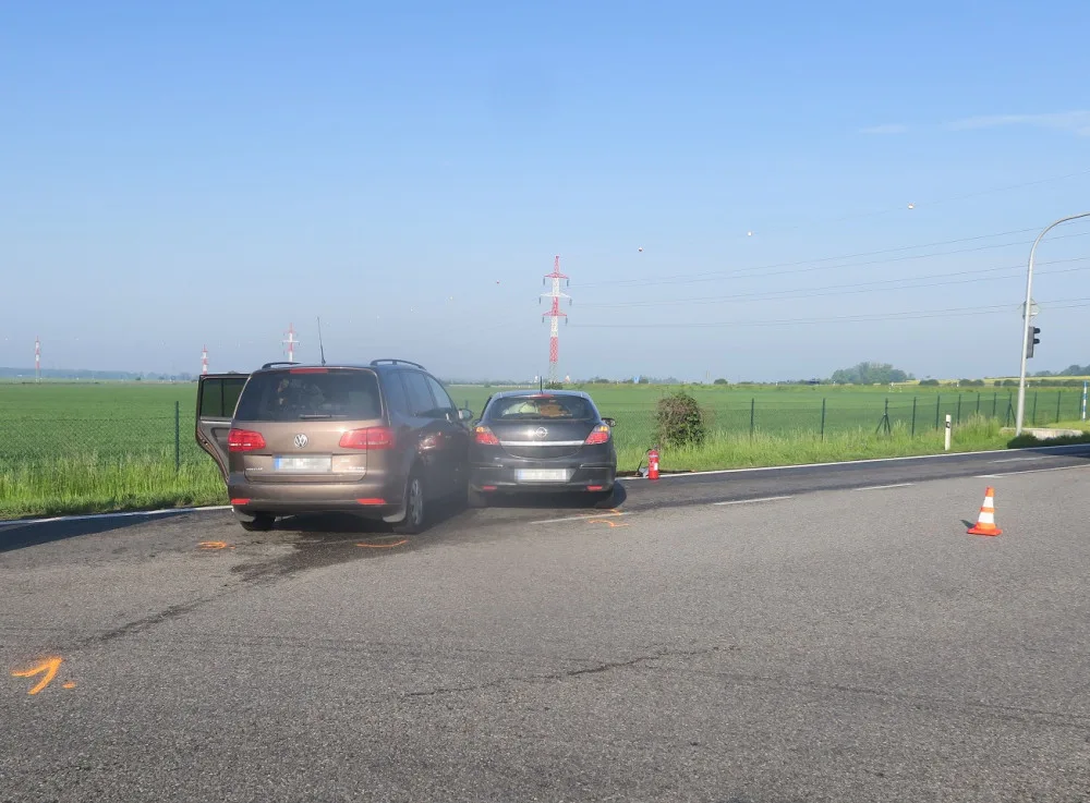 Mladík bez řidičáku boural u Přerova. Žena a její malá dcera z druhého auta skončily v nemocnici