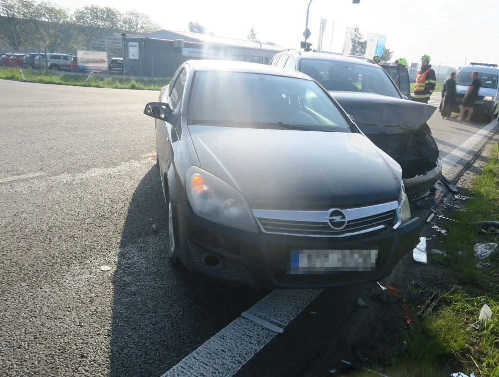 Mladík bez řidičáku boural u Přerova. Žena a její malá dcera z druhého auta skončily v nemocnici