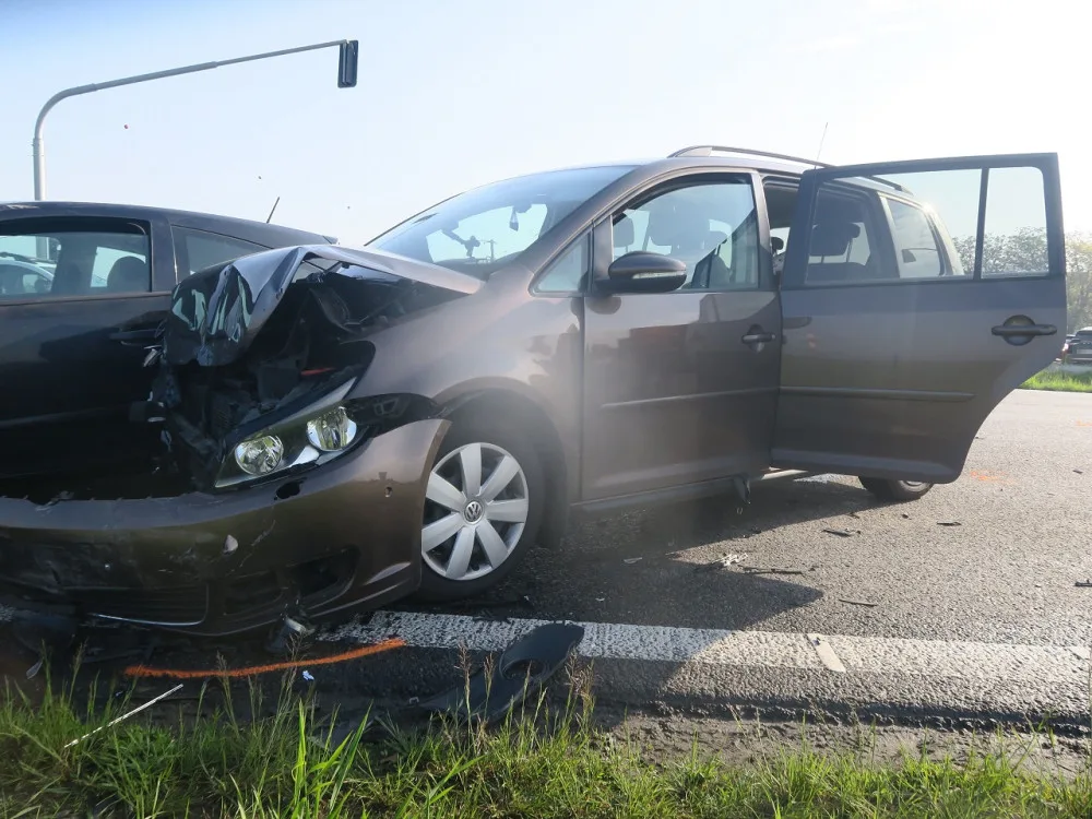 Mladík bez řidičáku boural u Přerova. Žena a její malá dcera z druhého auta skončily v nemocnici