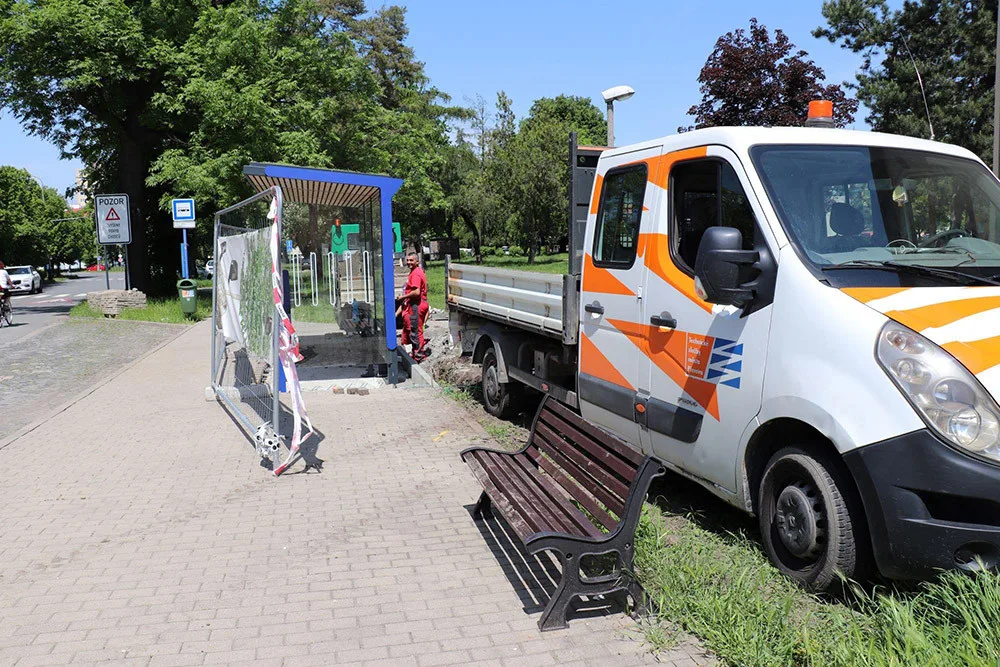 V ulici Svisle probíhá instalace nového vybavení autobusové zastávky