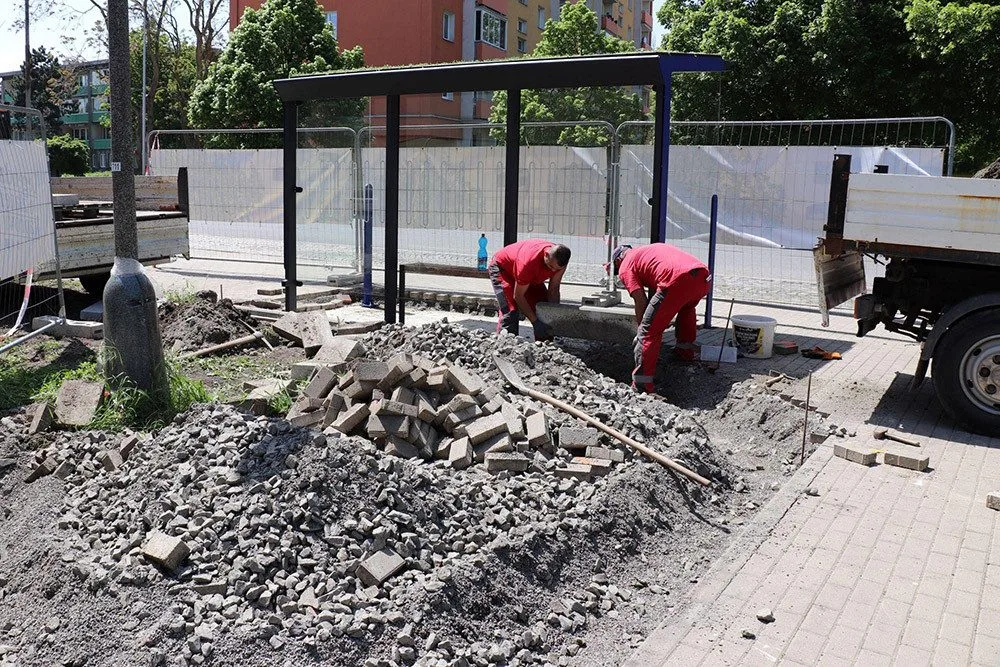 Nový přístřešek se zahalí do zelené. Autobusová zastávka v Přerově se mění podle občanské ankety