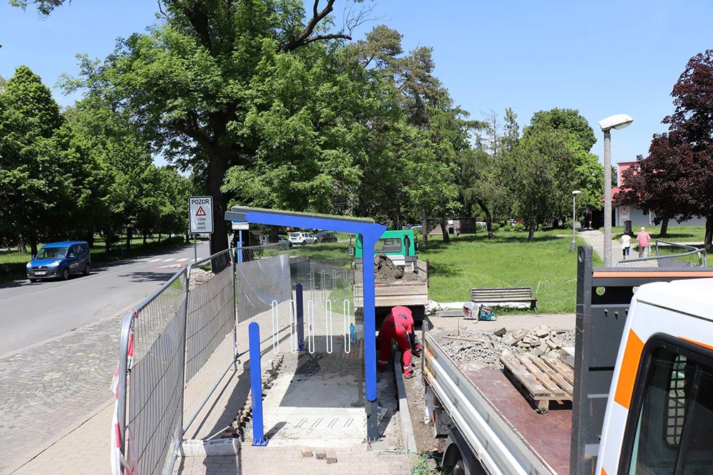 Nový přístřešek se zahalí do zelené. Autobusová zastávka v Přerově se mění podle občanské ankety