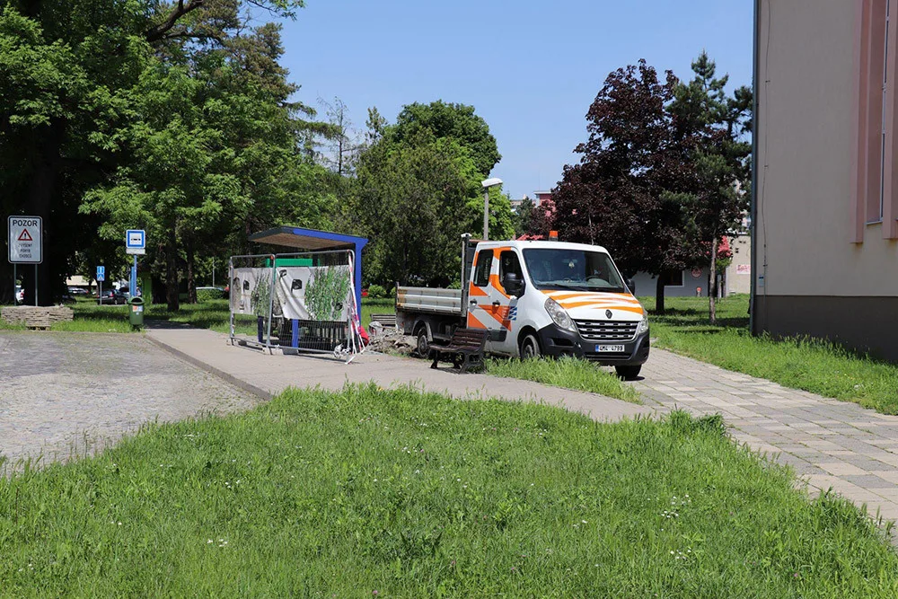 Nový přístřešek se zahalí do zelené. Autobusová zastávka v Přerově se mění podle občanské ankety