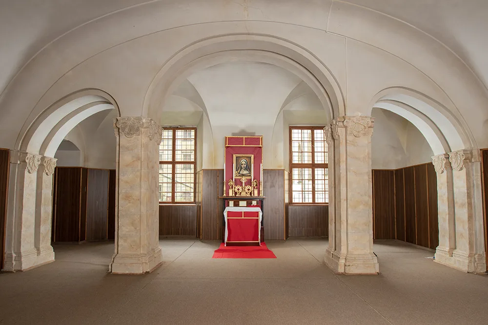 V kapli v olomouckém vojenském objektu září nové oltářní memento. Obraz malovala umělá inteligence