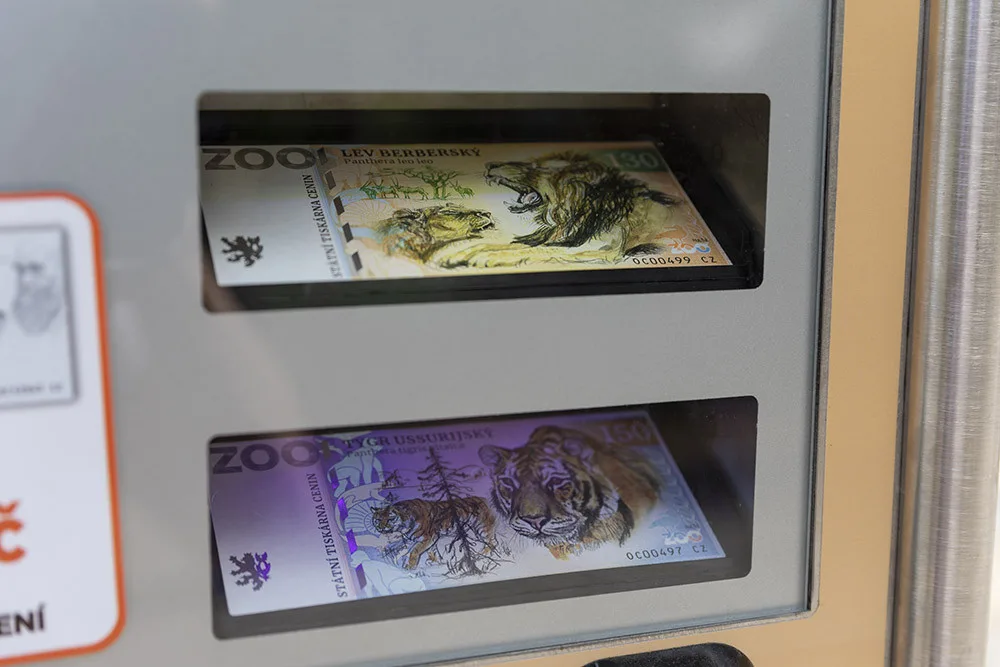 Bankovky mohou návštěvníci Zoo Olomouc koupit ve speciálním automatu