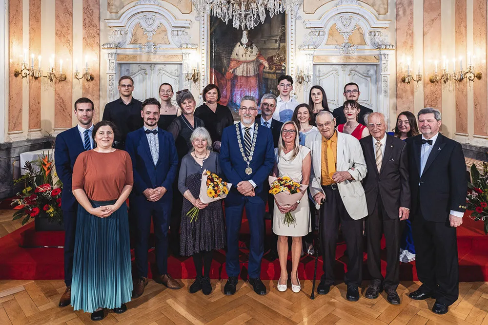 Ceny města Olomouce mají nové laureáty. Počinem roku byla dobrovolnická pomoc běžencům