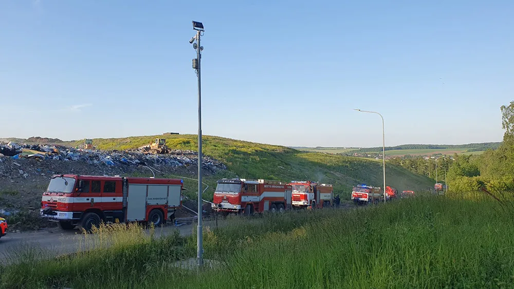 VIDEO: Požár skládky zaměstnal osmdesát hasičů, vrtulník, těžkou techniku i chemickou laboratoř