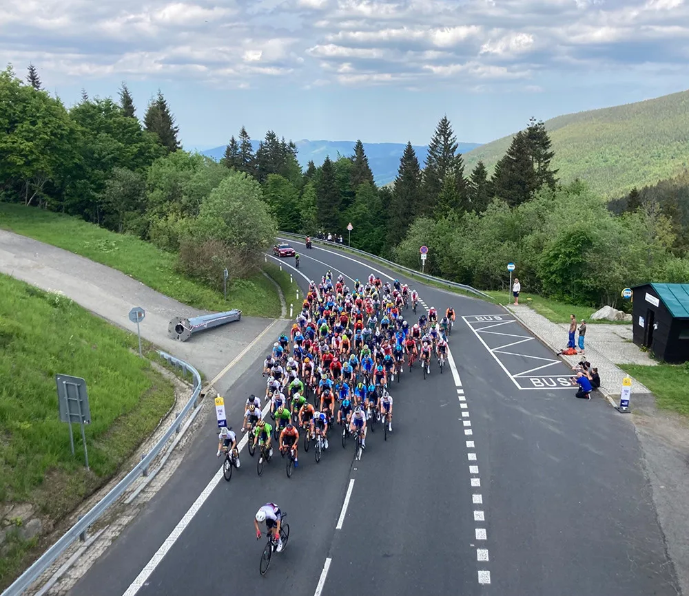Budoucí cyklistické hvězdy čeká čtyřdenní test v Jeseníkách. Motoristy mohou přibrzdit uzavírky