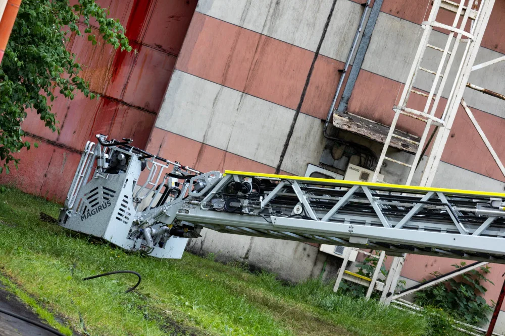 S požárem prachu v olomoucké teplárně hasiči bojovali nepřetržitě dva dny. Několik se jich lehce zranilo