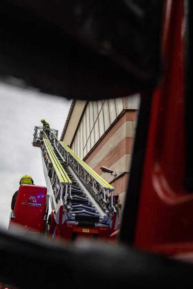 S požárem prachu v olomoucké teplárně hasiči bojovali nepřetržitě dva dny. Několik se jich lehce zranilo