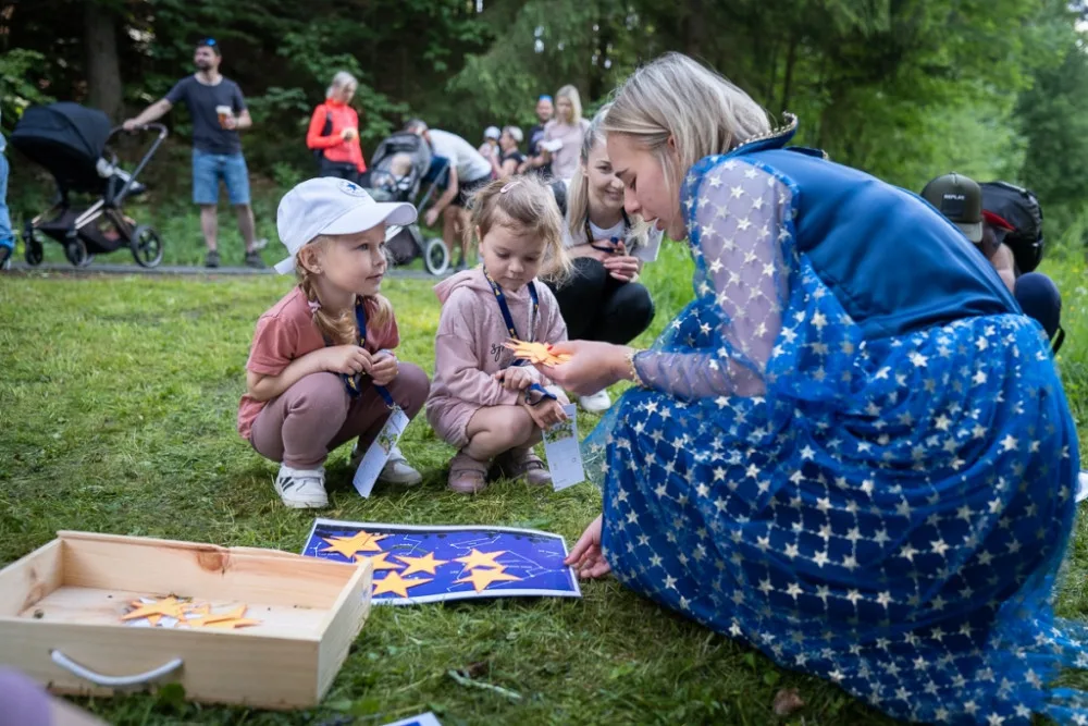TIP NA VÍKEND: Ve Velkých Karlovicích na děti čeká Pohádková cesta lesem. V okolí je i řada naučných stezek