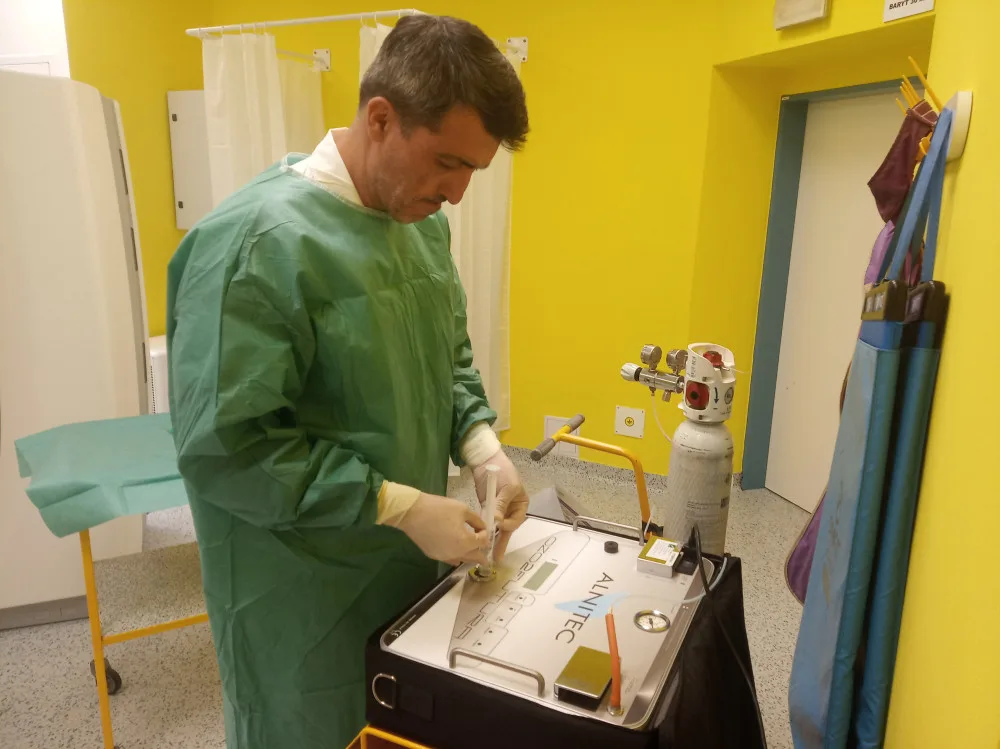 MUDr. Yiannakis Lefas se připravuje na zákrok plněním injekce směsí medicinálního kyslíku a ozonu z přístroje OZO 2 FUTURA Plus