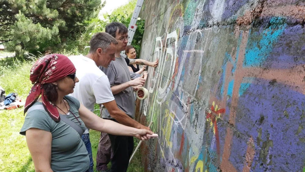 Klimatičtí aktivisté v Olomouci vytvořili velkoplošnou kresbu. Chtějí tak upozornit na změny na planetě