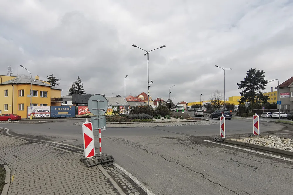 Úsek za kruhovým objezdem na hlavním příjezdu do Litovle čeká úplná uzavírka - ilustrační foto