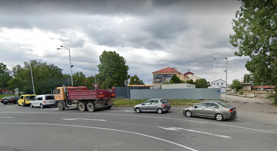 Doprava u hlavního nádraží se značně zkomplikuje. Začnou opravy důležité Jeremenkovy ulice