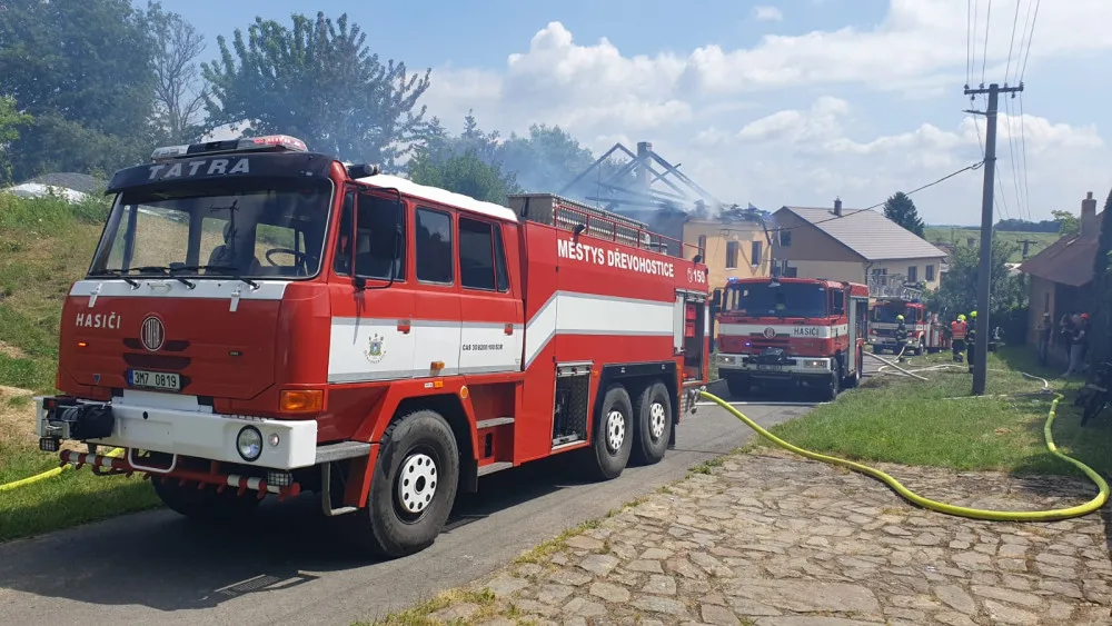 V Bezuchově sedm jednotek hasičů likvidovalo rozsáhlý požár střechy rodinného domu. Škoda bude kolem dvou milionů