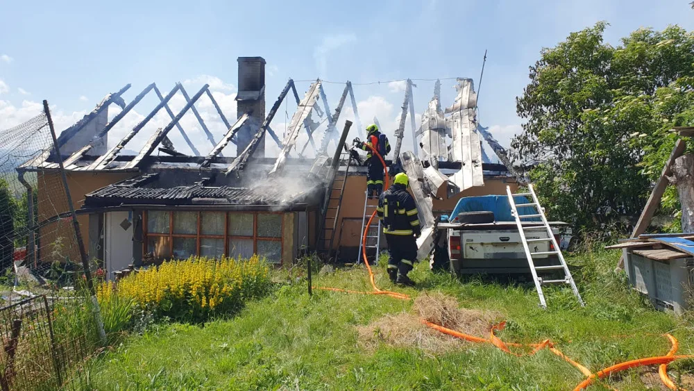 V Bezuchově sedm jednotek hasičů likvidovalo rozsáhlý požár střechy rodinného domu. Škoda bude kolem dvou milionů
