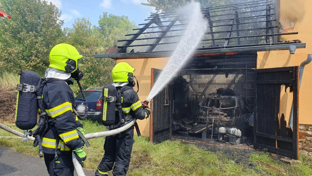 V Bezuchově sedm jednotek hasičů likvidovalo rozsáhlý požár střechy rodinného domu. Škoda bude kolem dvou milionů
