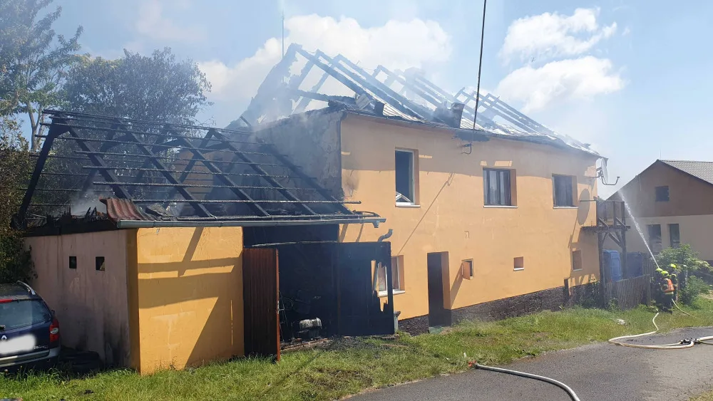 V Bezuchově sedm jednotek hasičů likvidovalo rozsáhlý požár střechy rodinného domu. Škoda bude kolem dvou milionů
