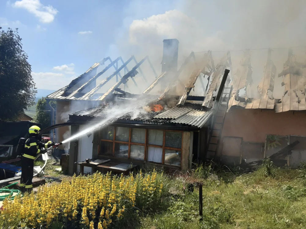 V Bezuchově sedm jednotek hasičů likvidovalo rozsáhlý požár střechy rodinného domu. Škoda bude kolem dvou milionů