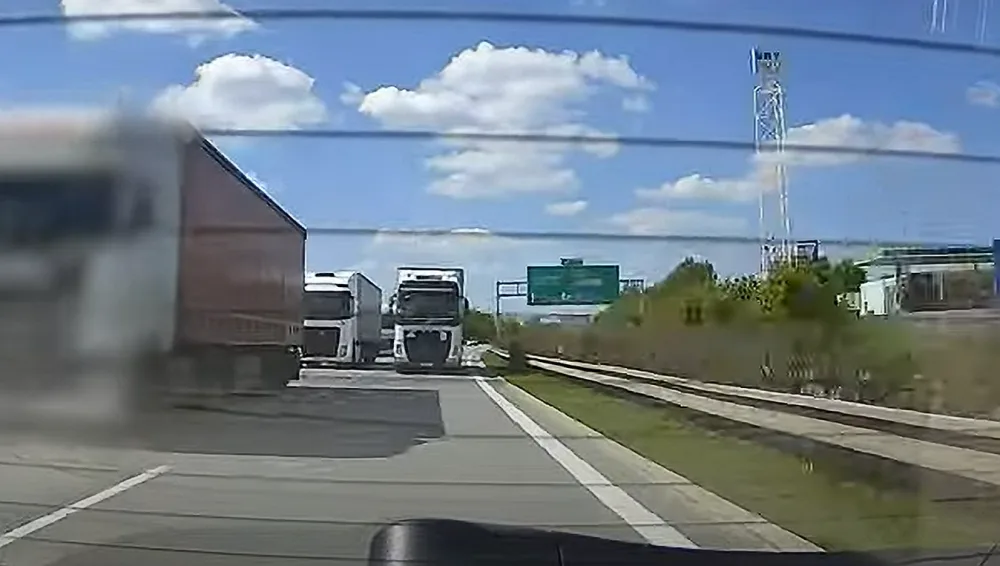 VIDEO: Policie na obchvatu Olomouce natočila několik kamionů, jak předjíždějí v zákazu