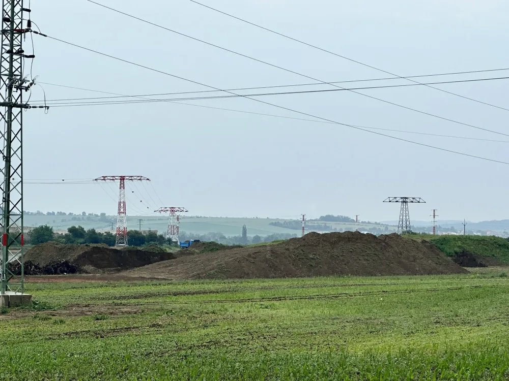 VIDEO: Stavba posledního úseku D1 pokračuje. Kompletně hotové jsou skrývky ornice