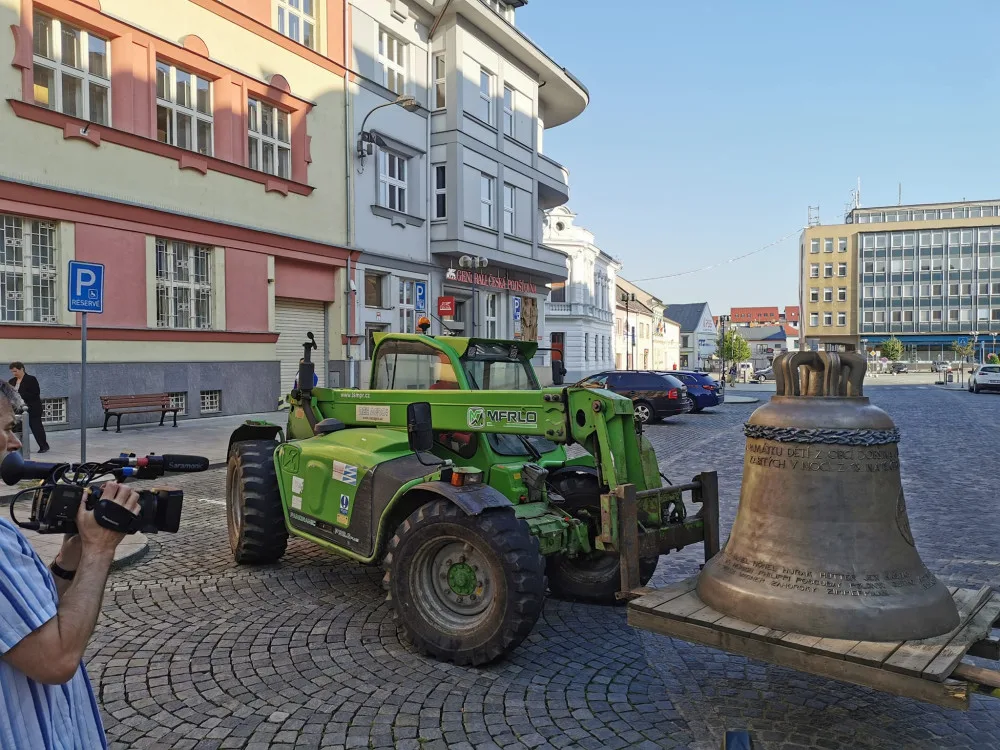 Od masakru na Švédských šancích uplynulo 78 let. Přerov přivítá zvony, na kterých jsou jména dětských obětí