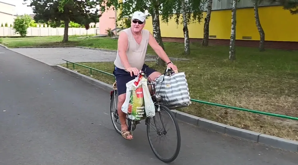 VIDEO: Muž jezdí po Prostějově na kole a zpívá si pro radost. Většinou vzbuzuje úsměvy