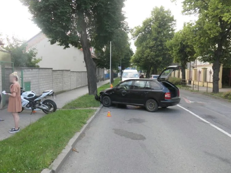 V Plumlově mladá řidička nezabrzdila auto. To se rozjelo a narazilo do motorkáře, který jel kolem