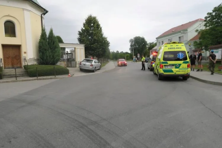 Opilý řidič vezl na Přerovsku dítě bez autosedačky a na sjeté pneumatice. S autem narazil do hřbitovní zdi
