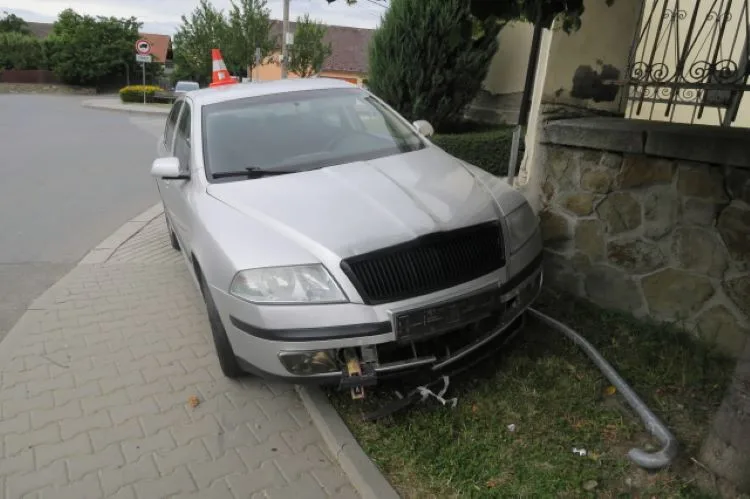 Opilý řidič vezl na Přerovsku dítě bez autosedačky a na sjeté pneumatice. S autem narazil do hřbitovní zdi