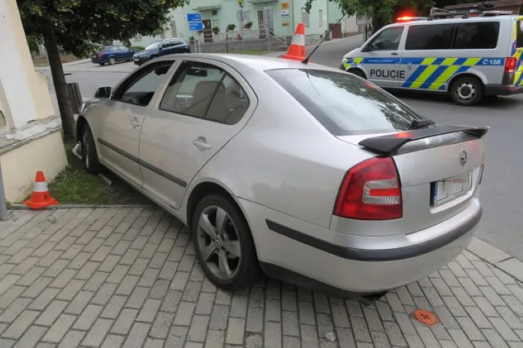 Opilý řidič vezl na Přerovsku dítě bez autosedačky a na sjeté pneumatice. S autem narazil do hřbitovní zdi