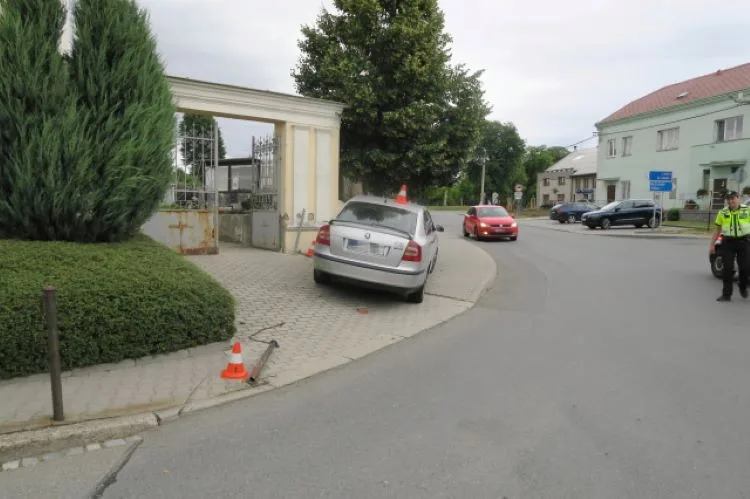 Opilý řidič vezl na Přerovsku dítě bez autosedačky a na sjeté pneumatice. S autem narazil do hřbitovní zdi