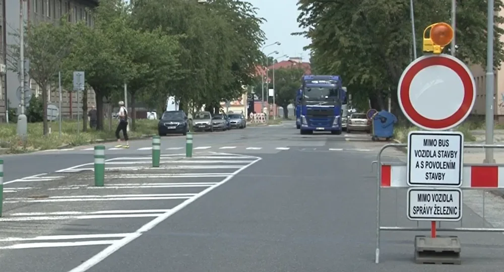 VIDEO: Opravy důležité Jeremenkovy ulice komplikují dopravu. Autobusy MHD to postihne od července