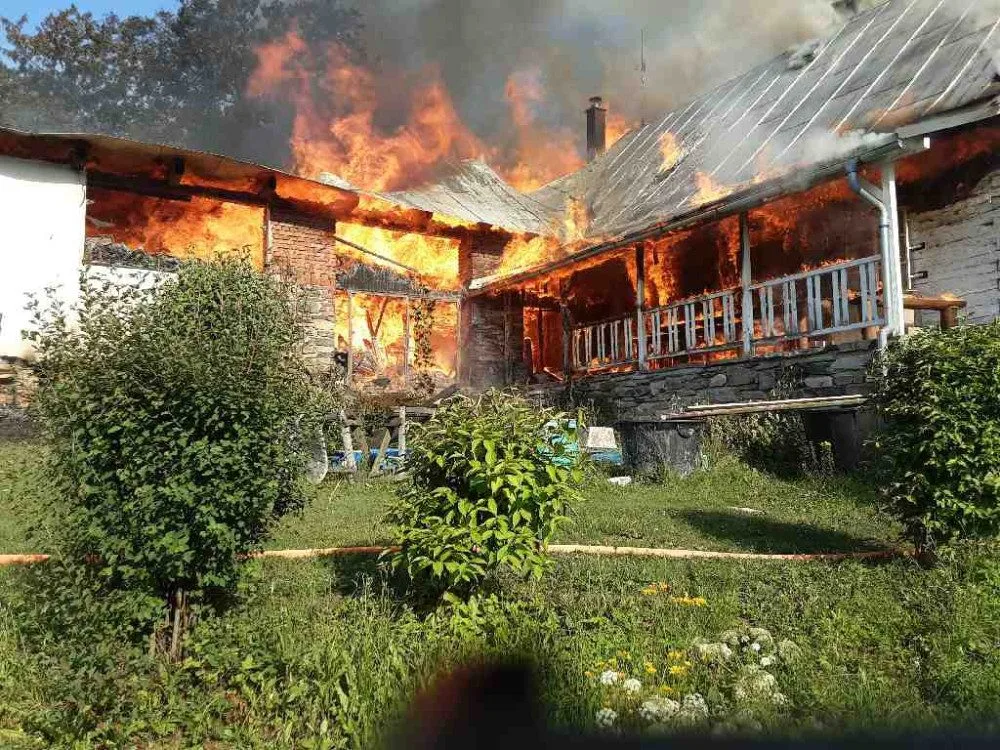 Na Šumpersku hoří rodinný dům blízko lesa. Hasiči vyhlásili druhý stupeň poplachu