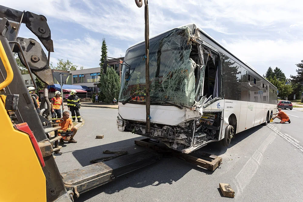 V Lutíně naboural autobus do domu, zranění utrpělo pět lidí