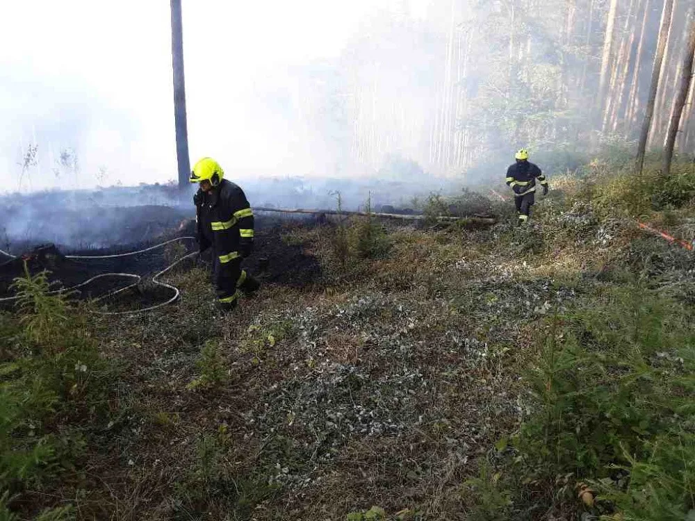 Hasiči bojují s požárem ve velmi náročném terénu