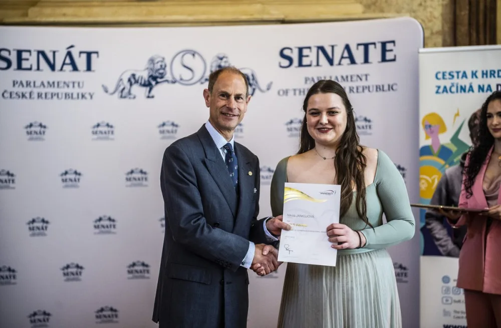 Studentka z Olomouce převzala v Senátu ČR ocenění. Předal jí ho vévoda z Edinburghu